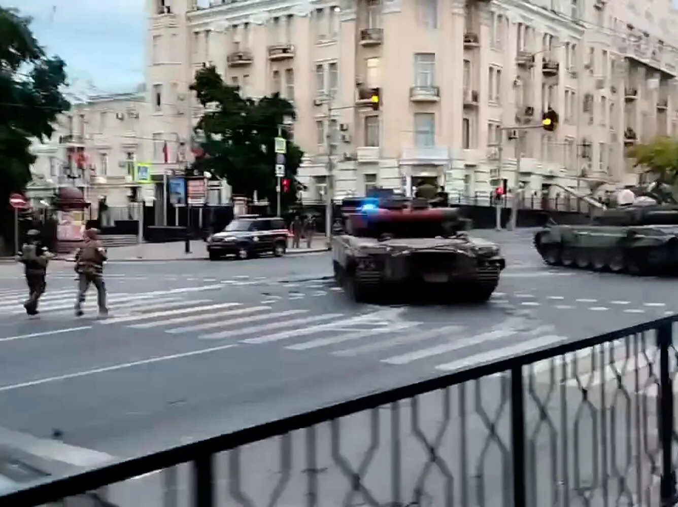 Танк в городе. Танки в центре Ростова. Танк в центре города. Военный город.