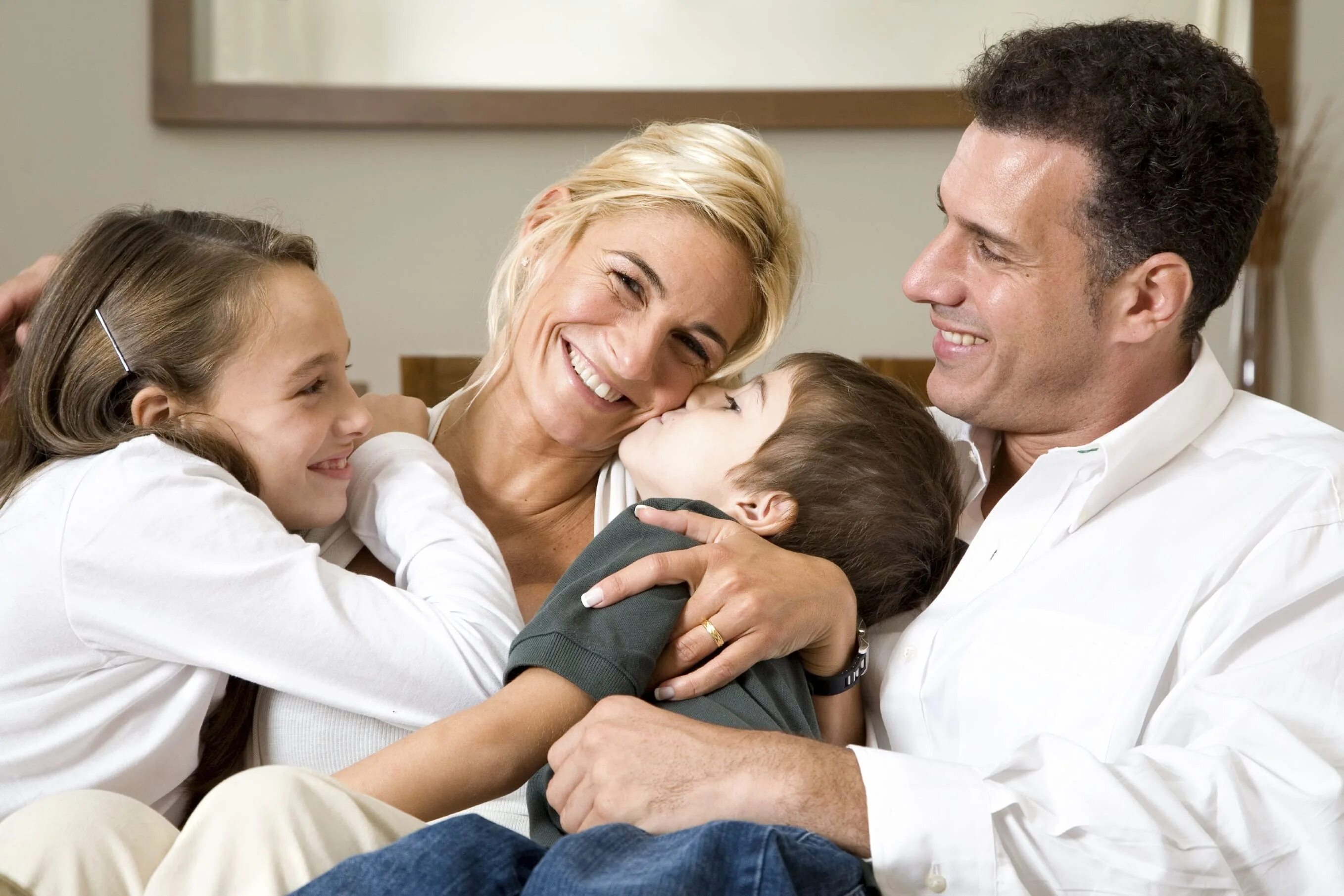 Family bangs. Родители и дети. Взаимоотношения родителей и детей. Ребенок в семье. Отношения в семье.