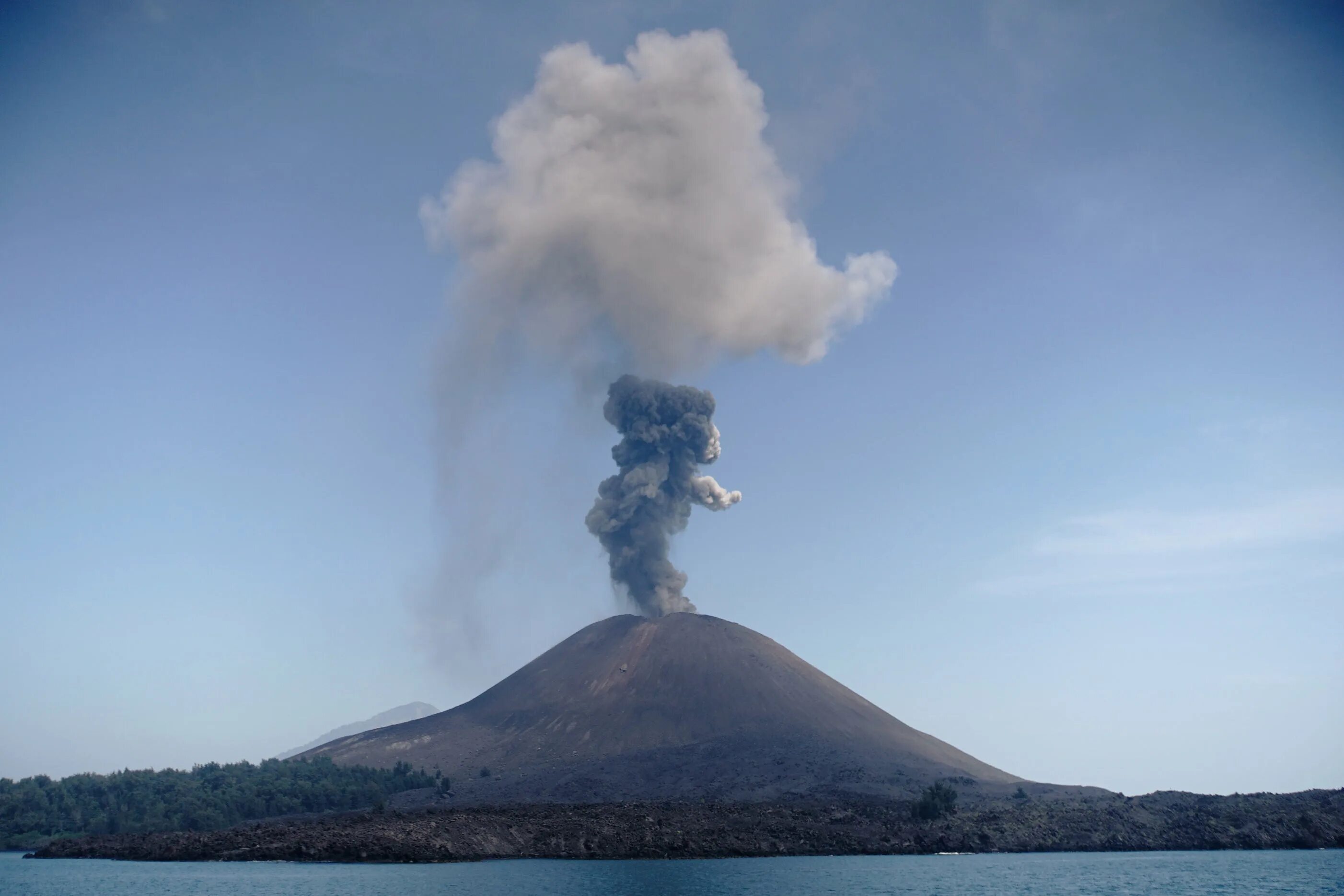 Почему опасны вулканы. Индонезия вулкан Кракатау. Извержение вулкана Кракатау 1883. Извержение вулкана Кракатау в Индонезии. Вулкан Кракатау (Индонезия, 1883 год).
