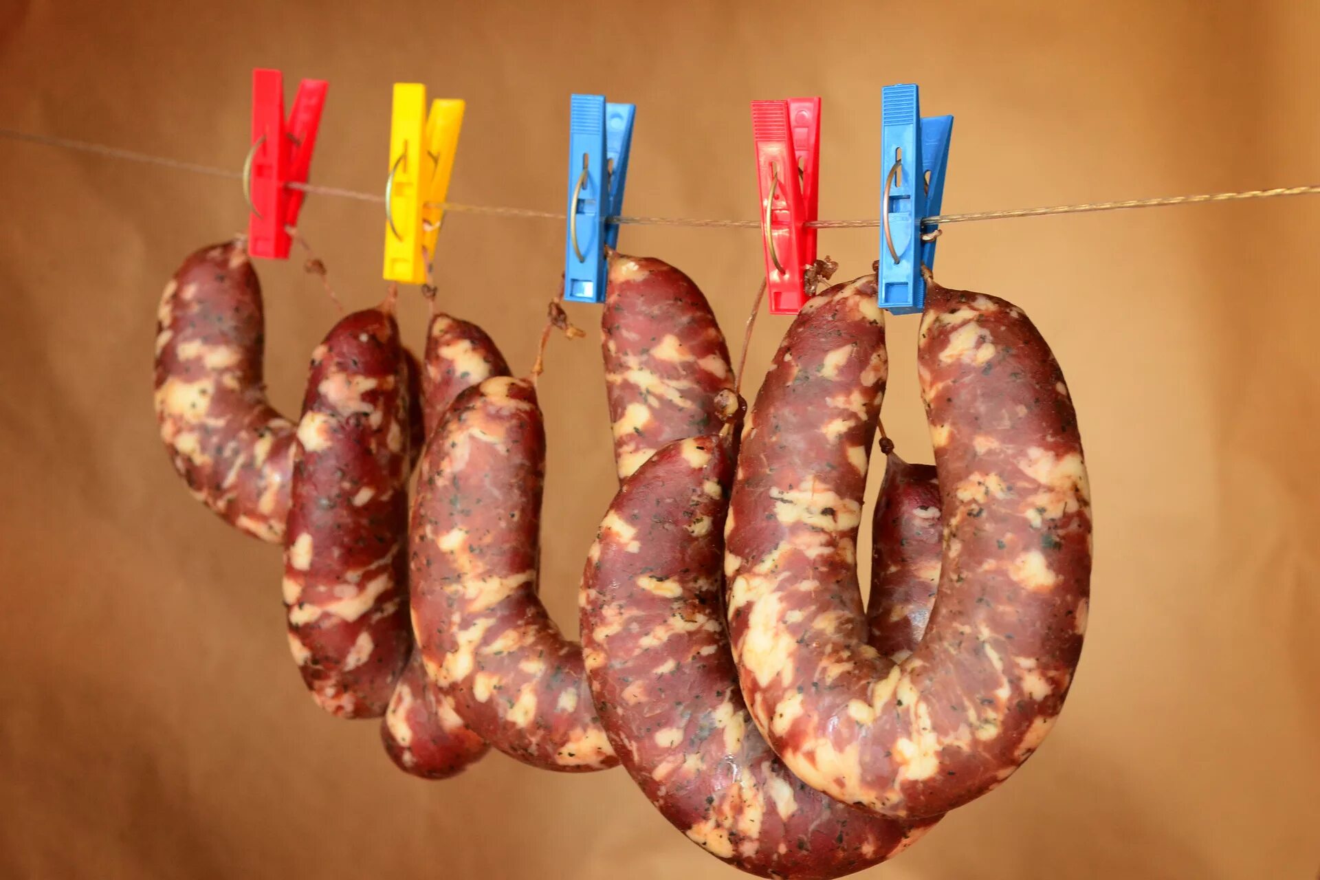 Сухая колбаса. Колбаски чоризо. Колбаса свиная сыровяленая белорусская. Колбаса гуцульская сыровяленая. Домашняя сыровяленая колбаса.