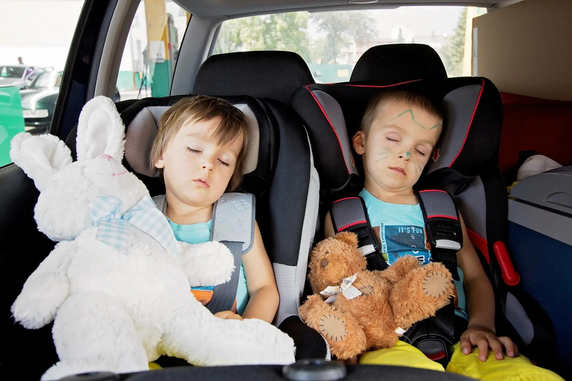 Можно перевозить детей на руках. Детское кресло в машину. Детский кресло для автомобиля. Ребенок в автокресле. Авто для детей.
