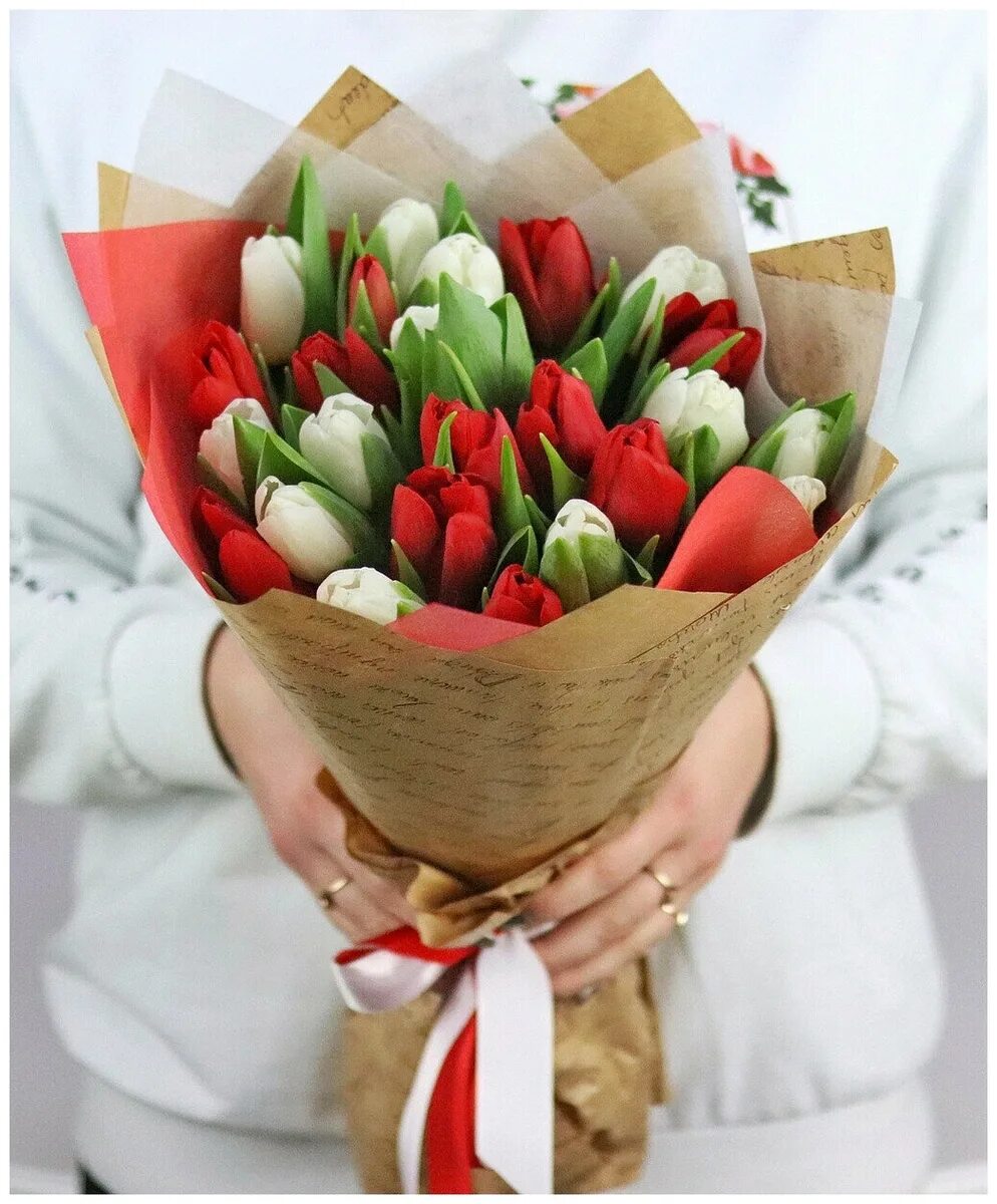 букет тюльпанов. Carola тюльпан букет. букет "25 тюльпанов". тюльпаны в руках. букет тюльпанов 50 штук.