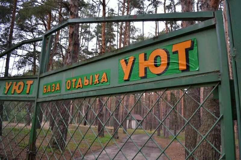 Псков гостевой дом на берегу реки. Деревянный дом с панорамными окнами. Уют сосново. Уютная гостиная с панорамными окнами. Уют сосново.