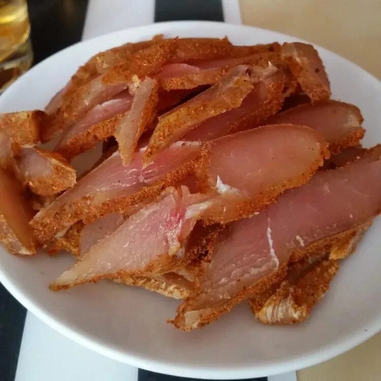 Как называется вяленое мясо курицы. Вяленая курица. валяная куриная грудка. вяленая куриная грудка. вяленое мясо курицы.