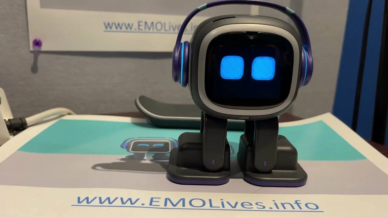 Робот эмо русский язык. Робот emo. Настольный робот emo. Настольный робот emo с искусственным интеллектом. Эмо пет робот.