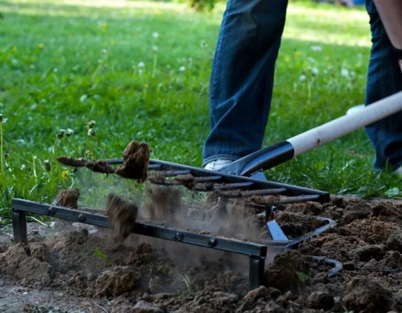 Техника для обработки земли. Лопата для прополки. Инструменты для обработки почвы. Взрыхлить землю на участке. Прополка огорода.