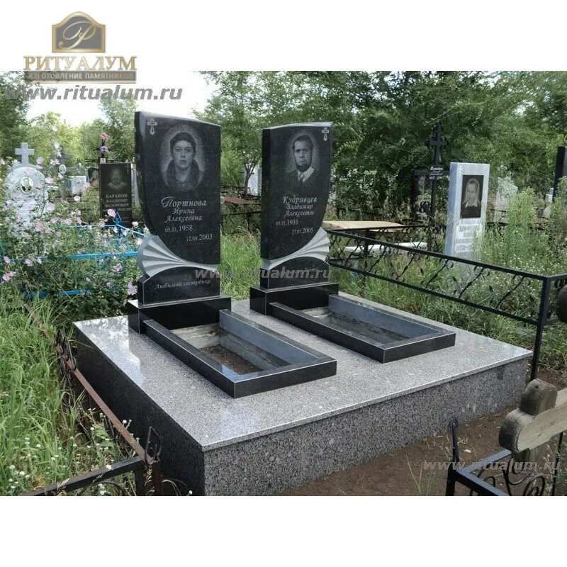 Двойные памятники на могилу. Зеркальные памятники на могилу. Зеркальные памятники на двоих. Надгробие из стекла. Зеркальный обелиск.