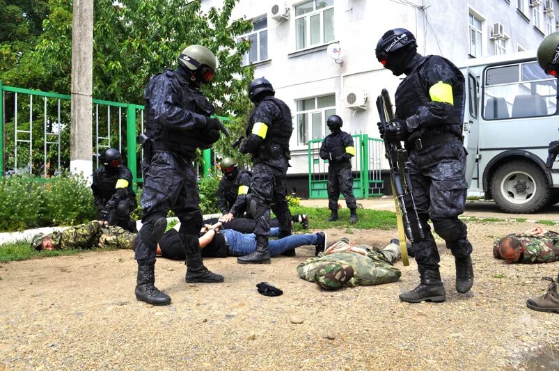 Противодействие терроризму видео. Росгвардия ОМОН СОБР. Спецназ ВНГ РФ. Полицейский спецназ СОБР.