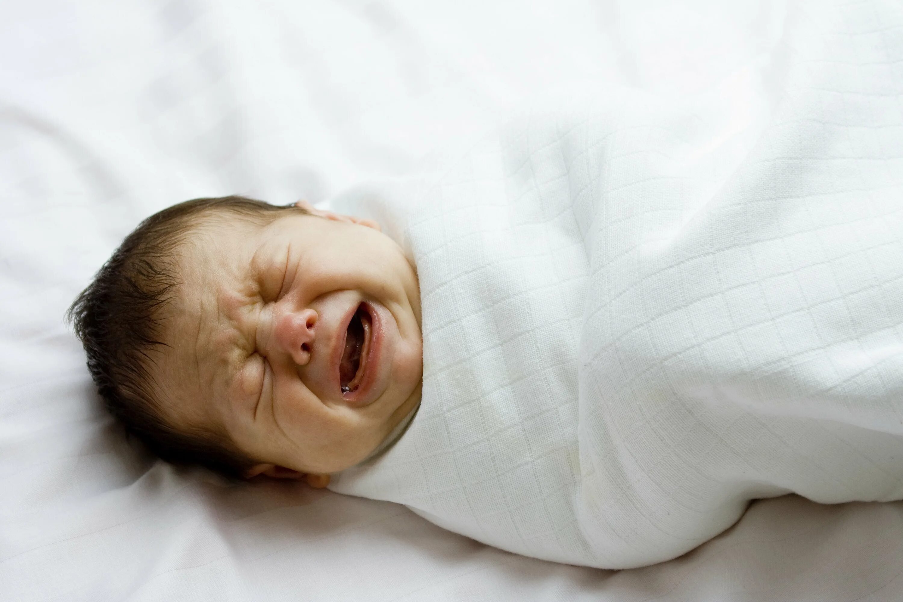 Почему кричит младенец. Новорожденный ребенок. Фото младенца. Новорожденный плачет. Грудной ребенок.