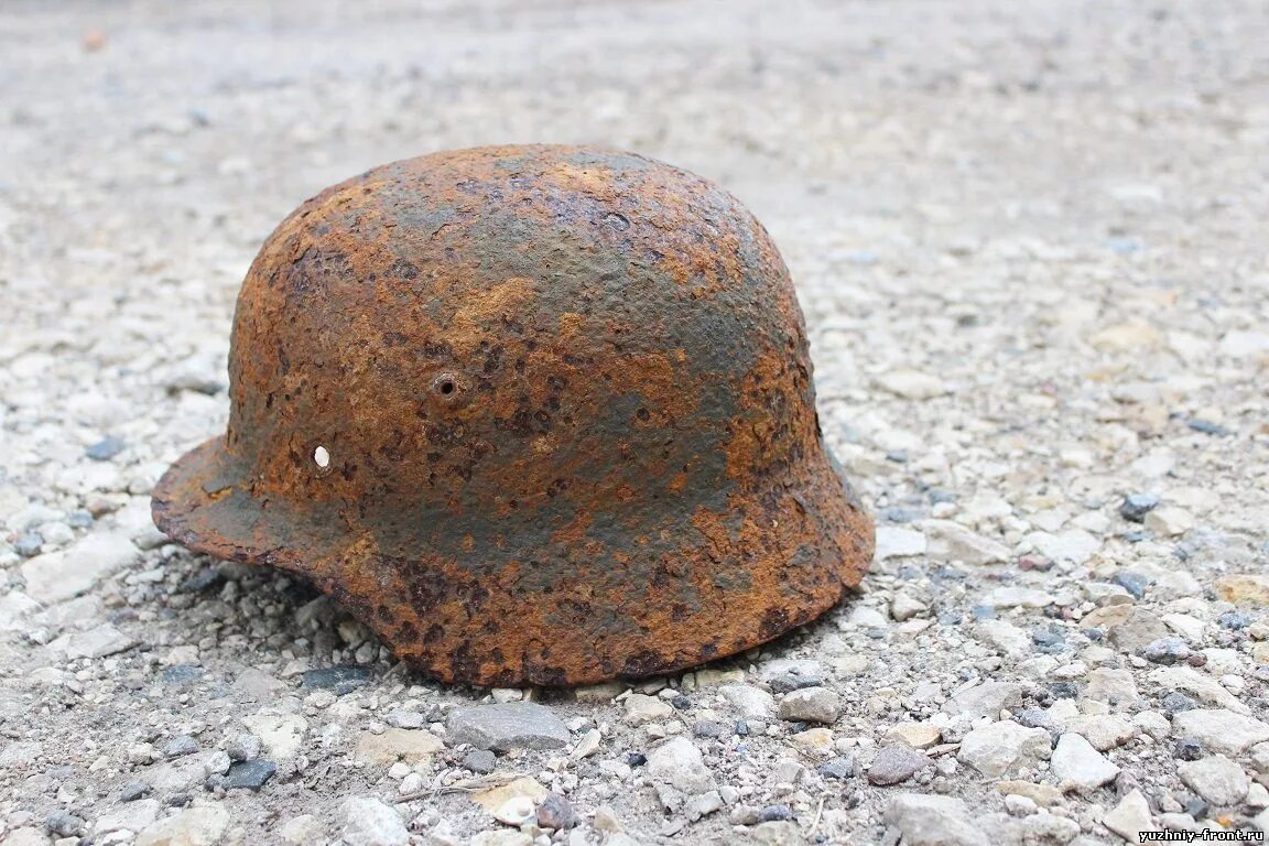 Немецкий шлем m35. Старая немецкая каска. Старая немецкая каска. Штальхельм м35. Немецкий шлем с пластиной.