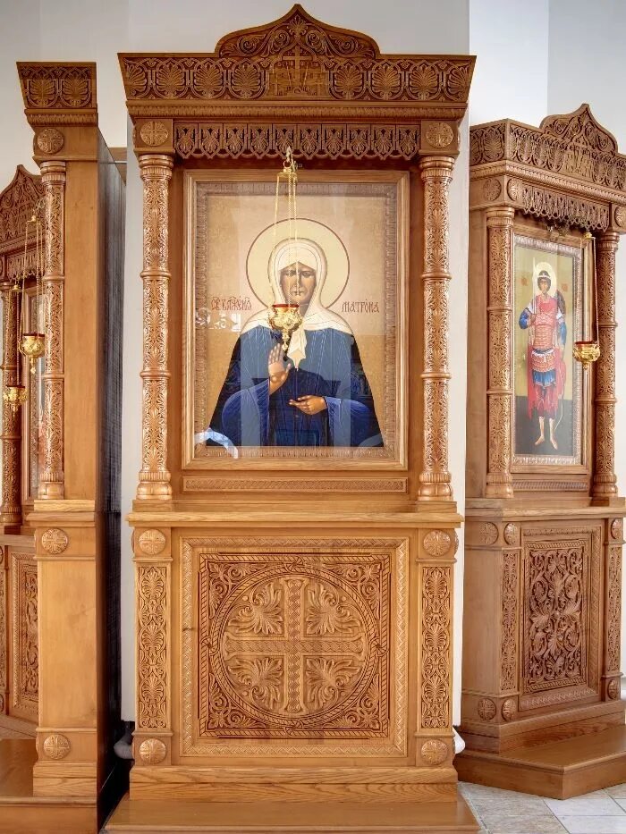 Киот настенный. Резной киот для иконы. Большие киоты. Киот для иконостаса. Сыростанский киот.