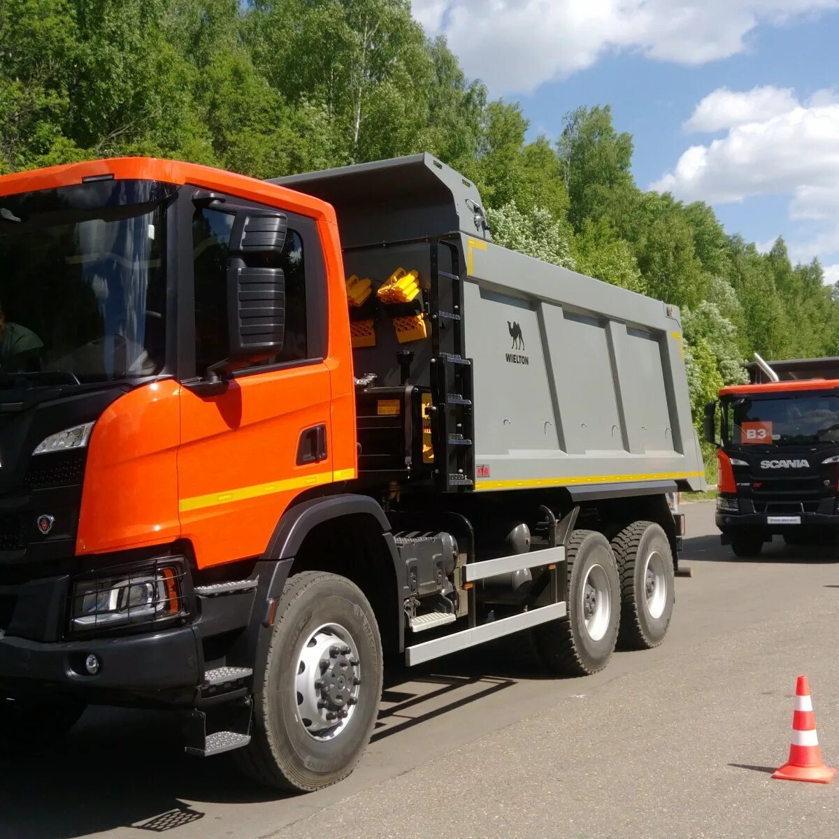 Scania p440 самосвал. Скания p440 XT самосвал. Самосвал Scania p 440 b8x4hz. Скания самосвал 6х4.