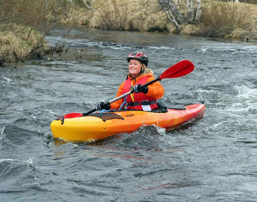 перевозчик меха на каноэ