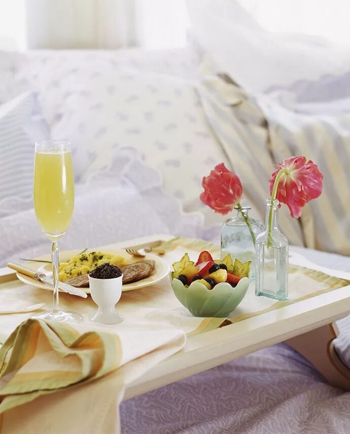 Принести завтрак в постель. Завтрак в постель. Романтический завтрак в постель. Романтический стол для завтрака. Столик для ужина в постель.