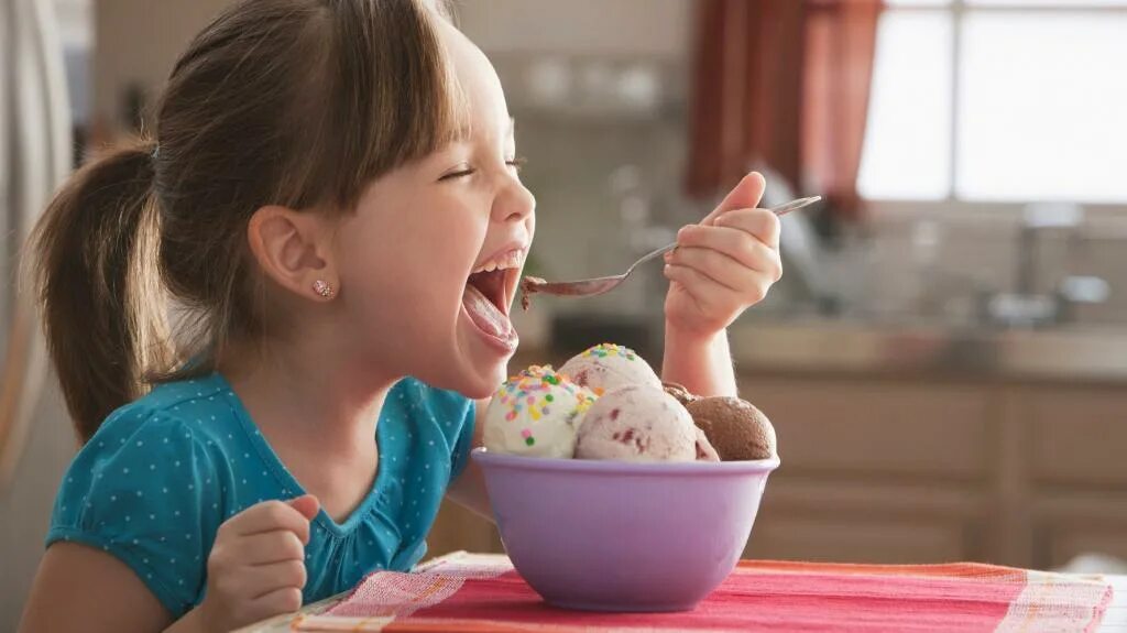 Маленький сладкоежка. Сладости для детей. Мороженое для детей. Дети едят мороженое. Ребенок с мороженым.