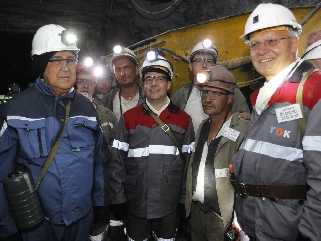 Люди в шахте. Профессии в шахте. Шахтер проходчик. Заходи шахта. Заходи шахта.