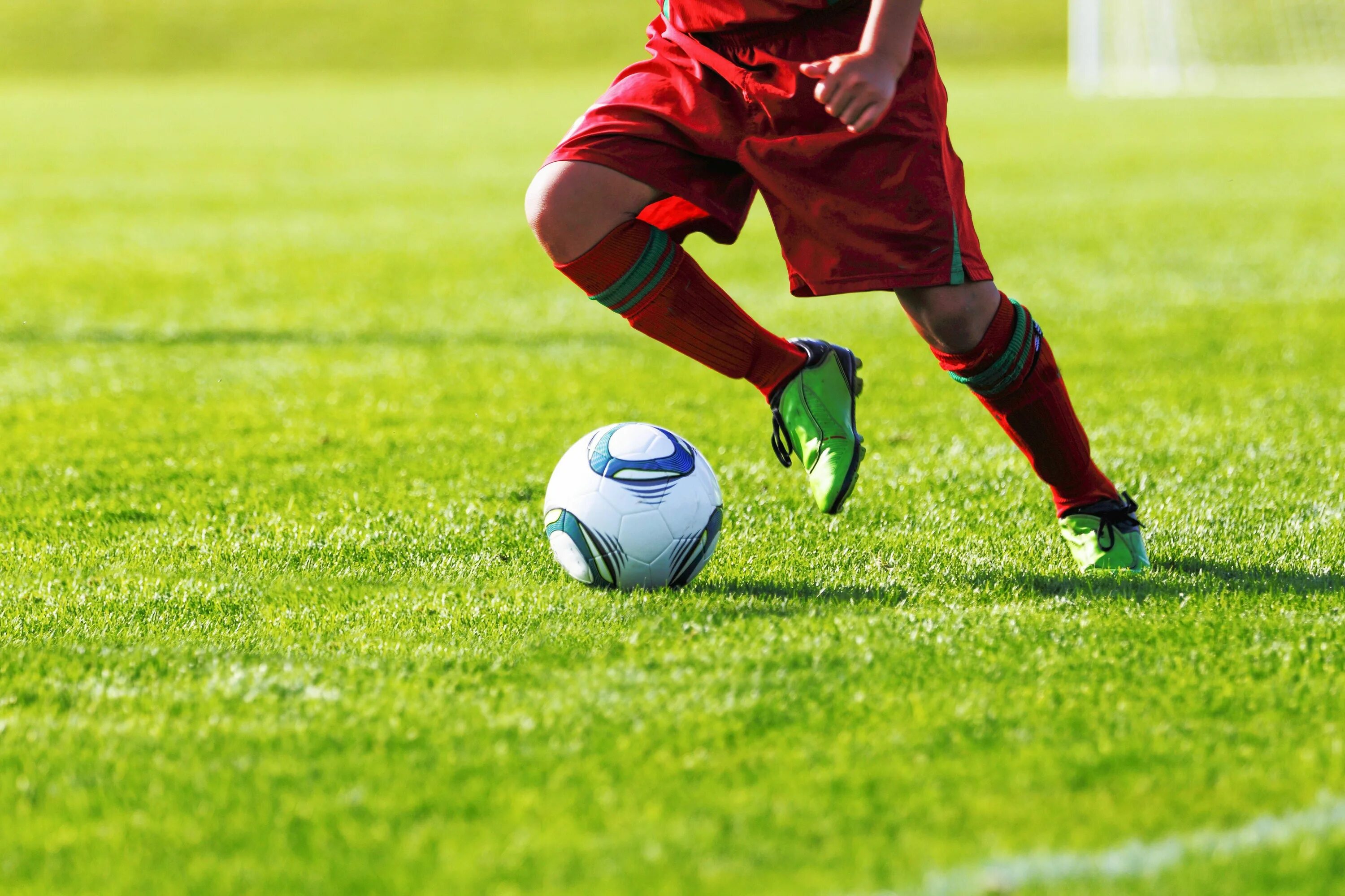 Peter started to play football because. Футболисты. Футбол картинки. Футболист с мячом. Футдаблбол.