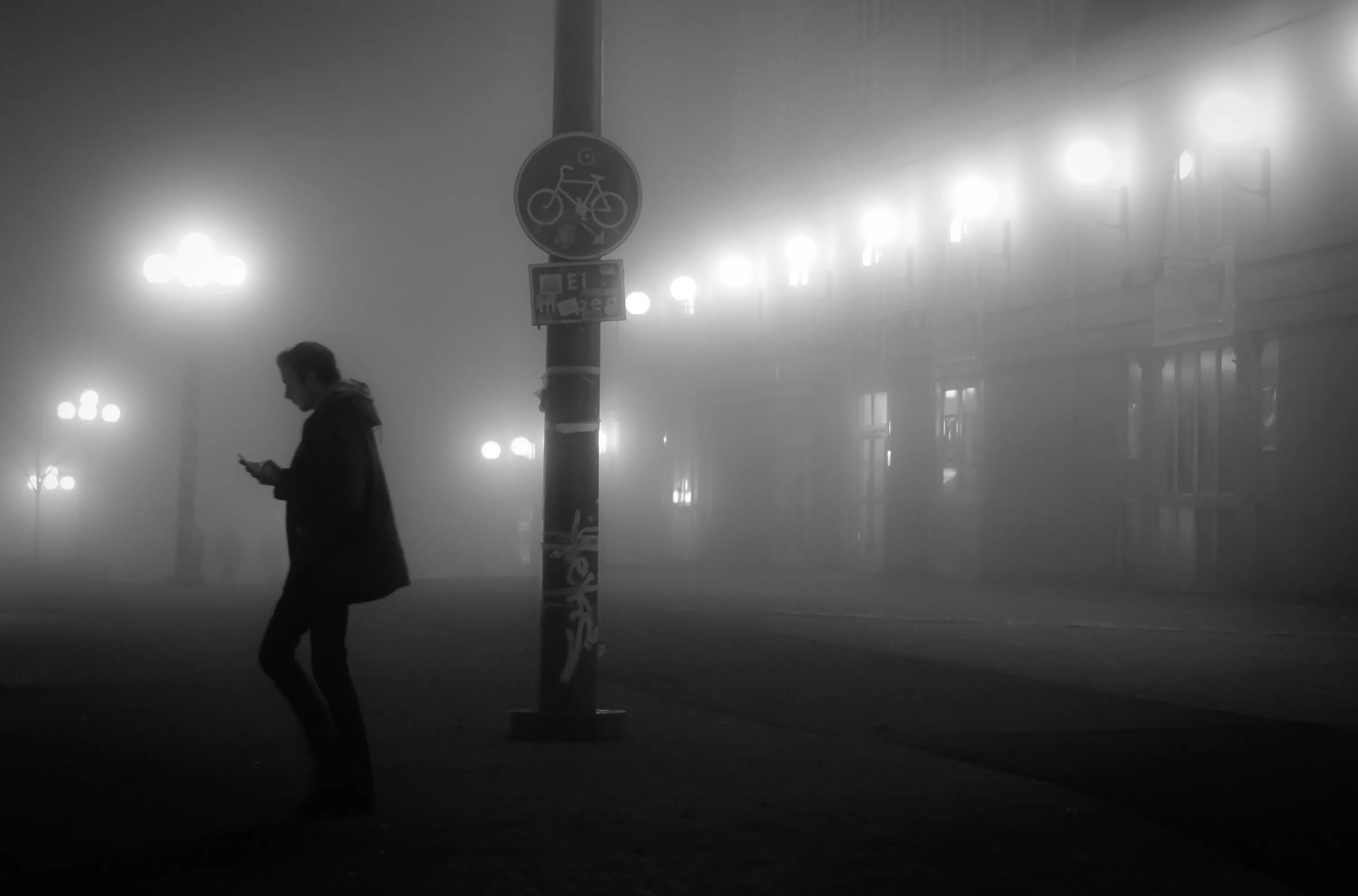 Ночь улица фонарь. Нуар атмосфера. Фонарь в тумане. Мужчина под фонарем.