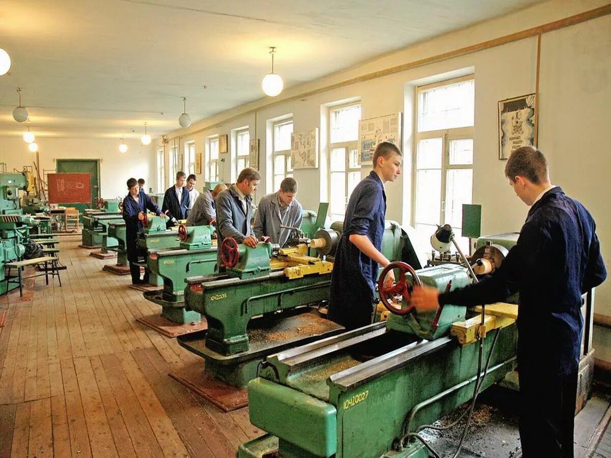 Учебный профессиональный комбинат. Учебный профессиональный комбинат. Производственный комбинат. Школьники на предприятии. Учебно-курсовой комбинат гуп мосгортранс.