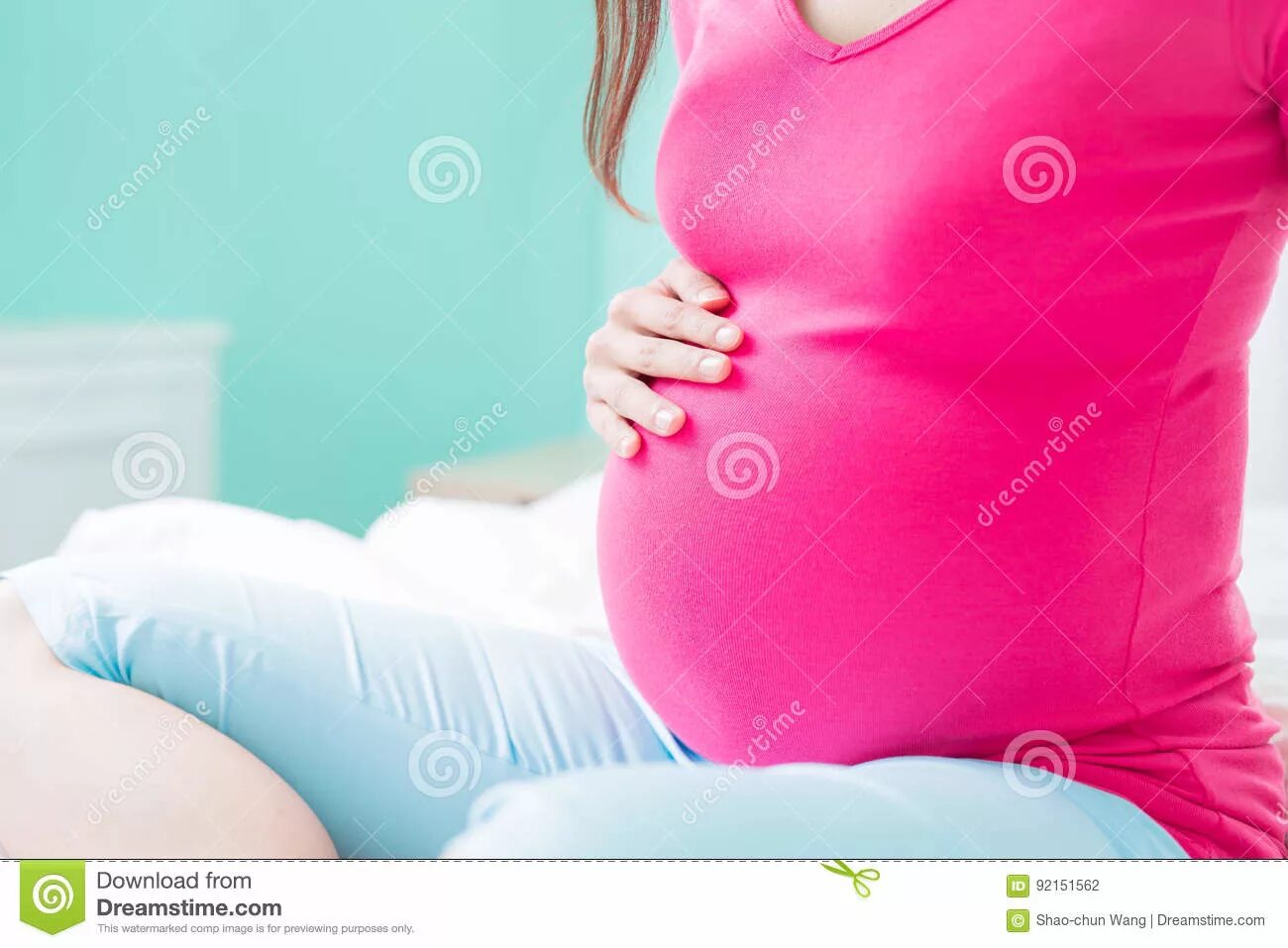 Беременный животик с бантиком. Много беременных женщин. Беременность животик. Большие животы беременных. Многоводие у беременных фото.