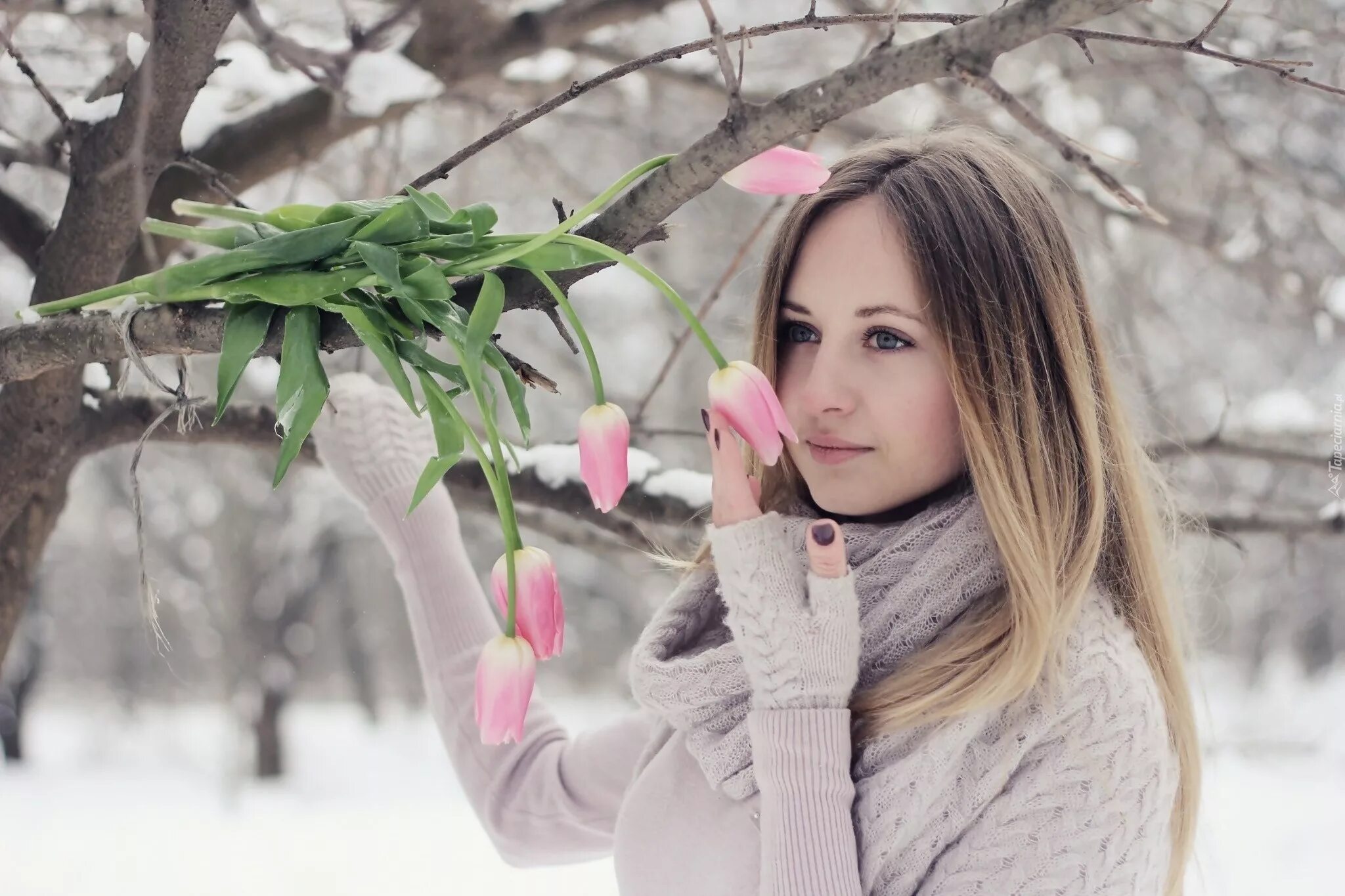 Пришла на фотосессию. Девушка ранней весной. Ранняя Весна девушка. Девушка с цветами зимой. Женщина зимой с цветами.