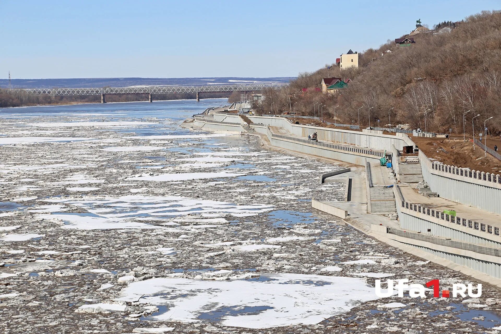 Уровень воды в сургуте на сегодня. Река Обь Сургут 2022. Обь в Сургуте 2022. Обь ледоход 2022. Ледоход Иртыш Уват.