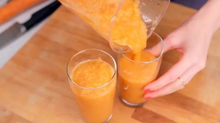 Морковный сок в блендере. Апельсиновый сок в блендере. Морковный смузи в блендере. Смузи из моркови в блендере