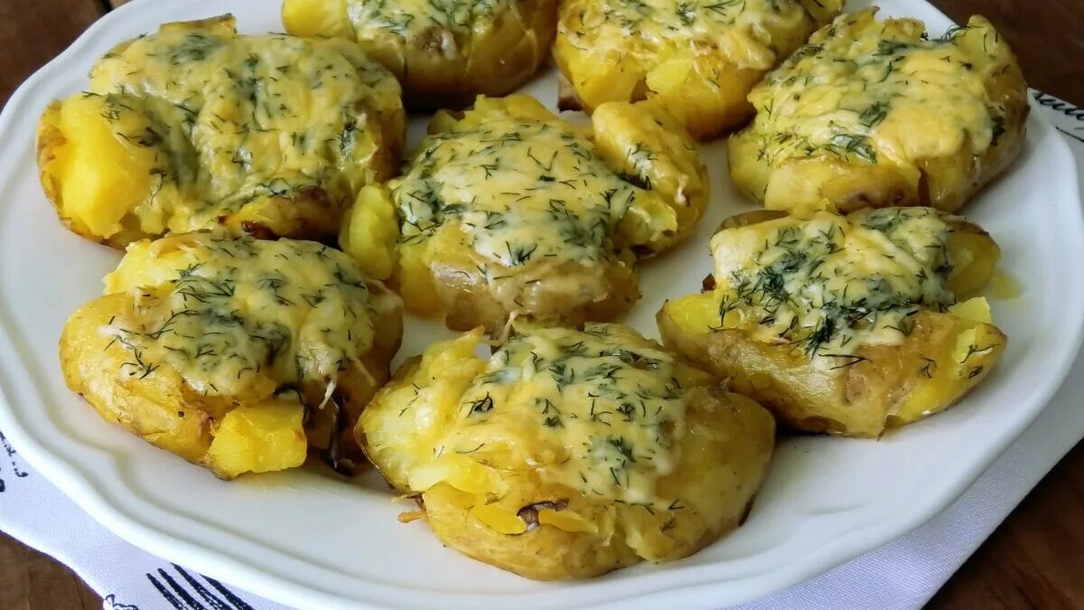 Как готовят в духовке картошку сыром. Мятый картофель запеченный в духовке с сыром и чесноком. картофель с сыром в духовке. мятая картошка в духовке. картошка мятая с сыром в духовке.
