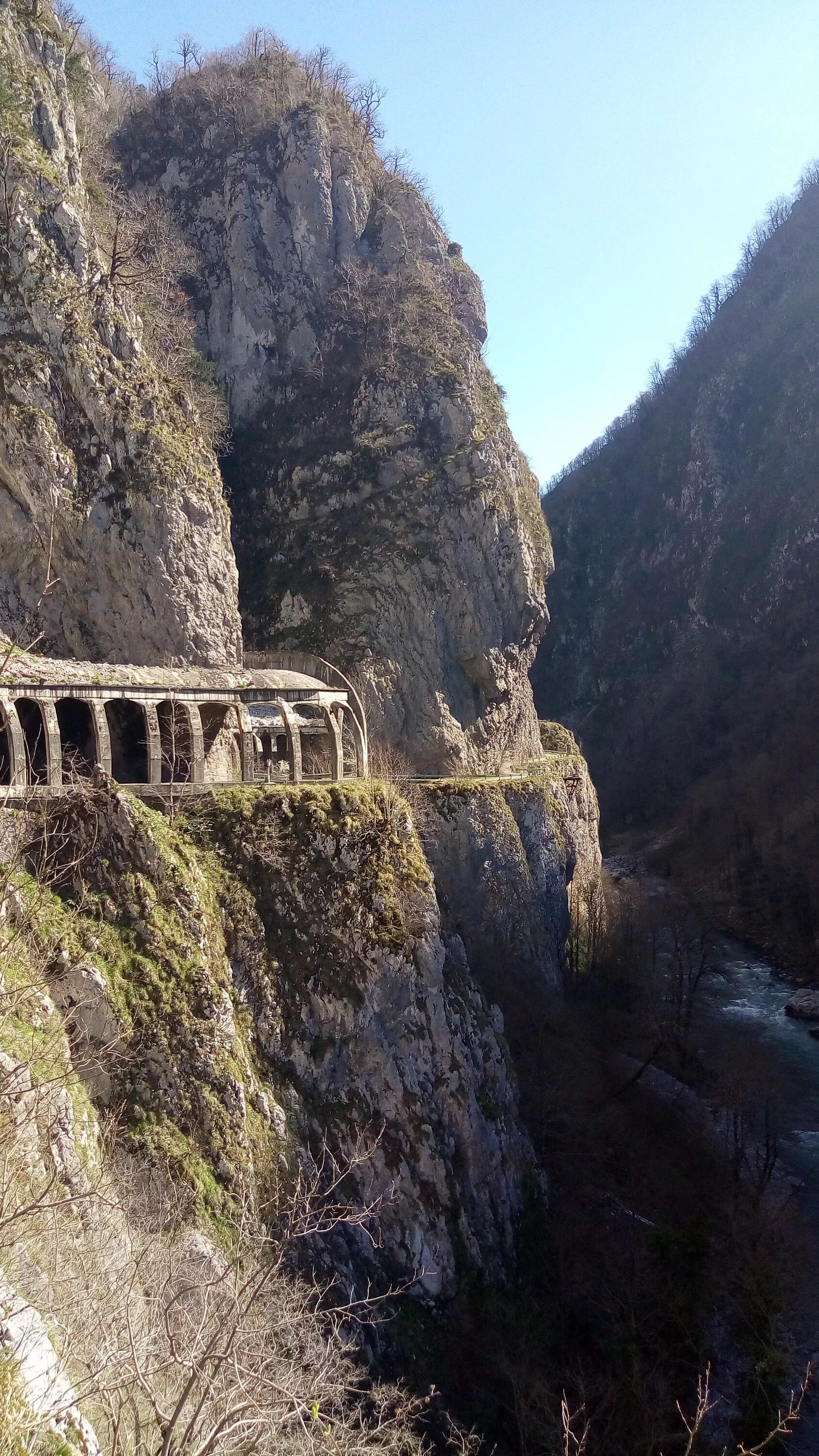 Старая дорога на поляну. Старое Краснополянское шоссе в ущелье Ахцу. Старая дорога Адлер красная Поляна. Старая дорога на красную поляну. Краснополянская дорога Сочи.