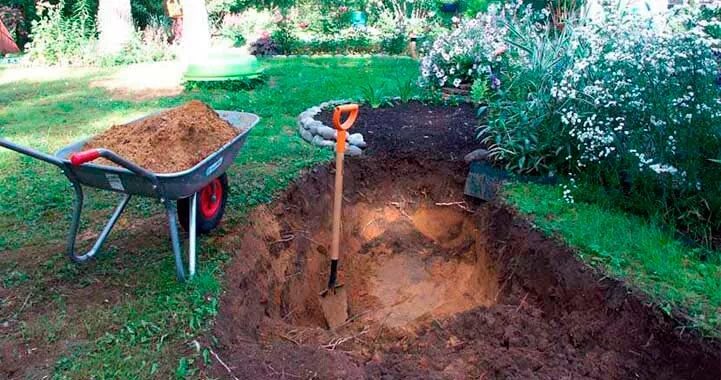 Сколько стоит выкопать 1 куб земли вручную. Копка траншей вручную. Ручная копка. Копка траншей. Котлован для подвала.