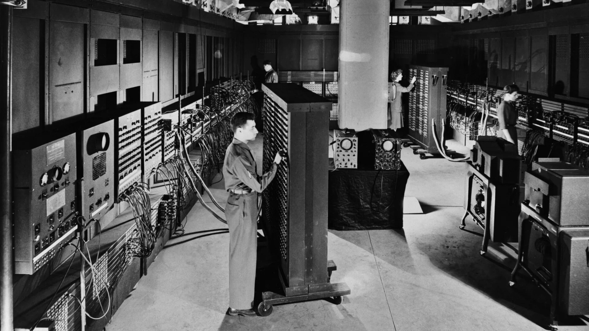 Эвм eniac 1945. Первый компьютер эниак 1946. Первая в мире эвм «эниак». Eniac сша 1946 г. Эниак 1945.