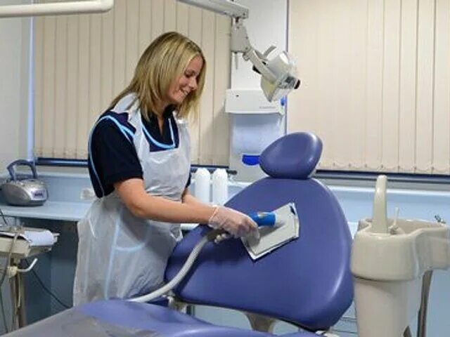 Работа уборщицей стоматологии. Уборка в стоматологии. Дезинфекция в стоматологическом кабинете. Уборщик в больнице. Уборка помещений в лпу.