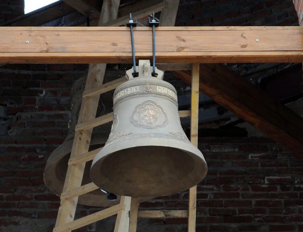 Установка колоколов. Колокола храма вооруженных сил россии. Установка колоколов. Колокола на колокольне. Благовест колокол самый большой.