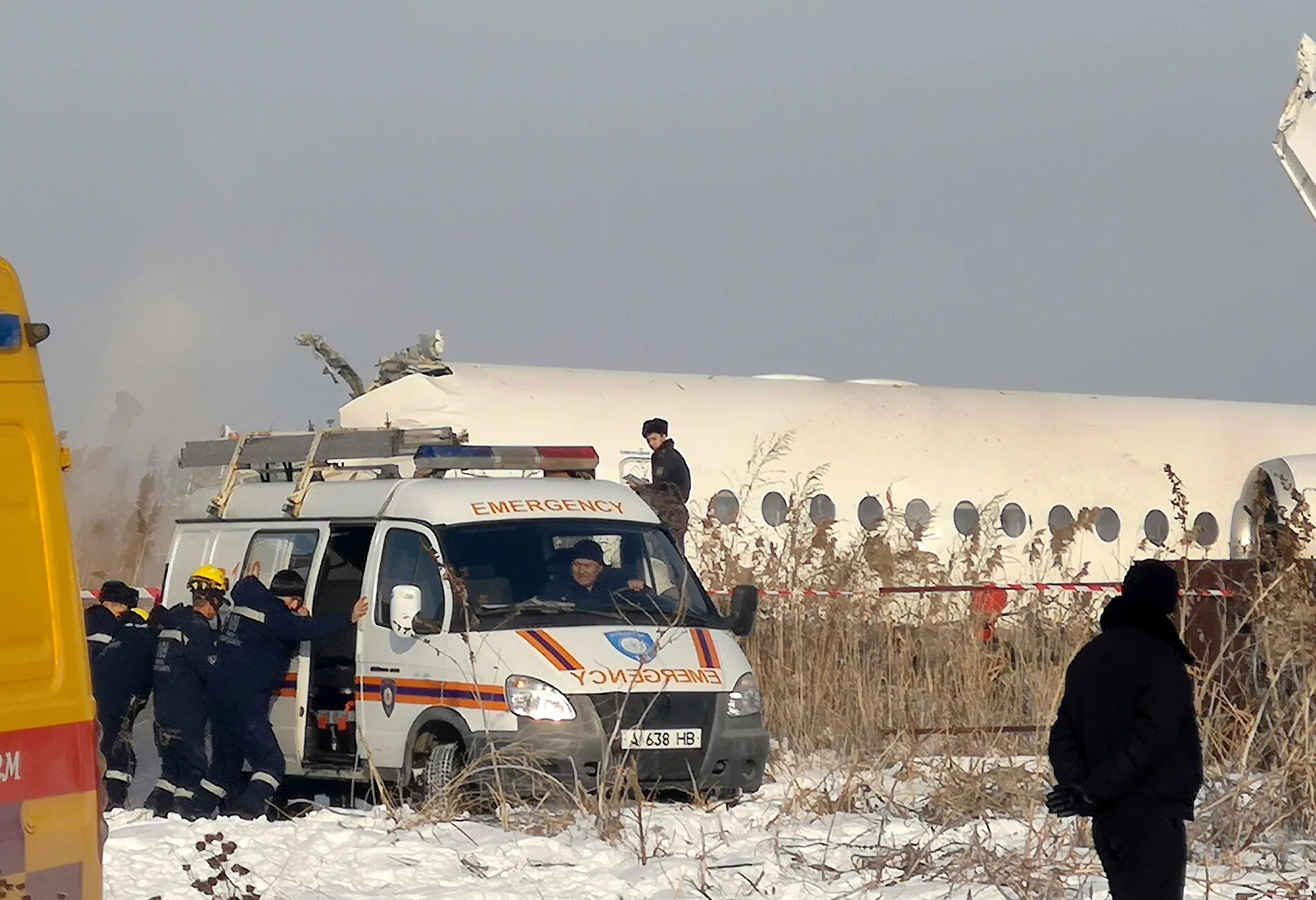 Какой самолет упал сегодня. Авиакатастрофа в Алма Ате 2019. Fokker 100 bek Air катастрофа. Бек Эйр катастрофа 27 декабря. Катастрофа Fokker 100 под Алма-атой.