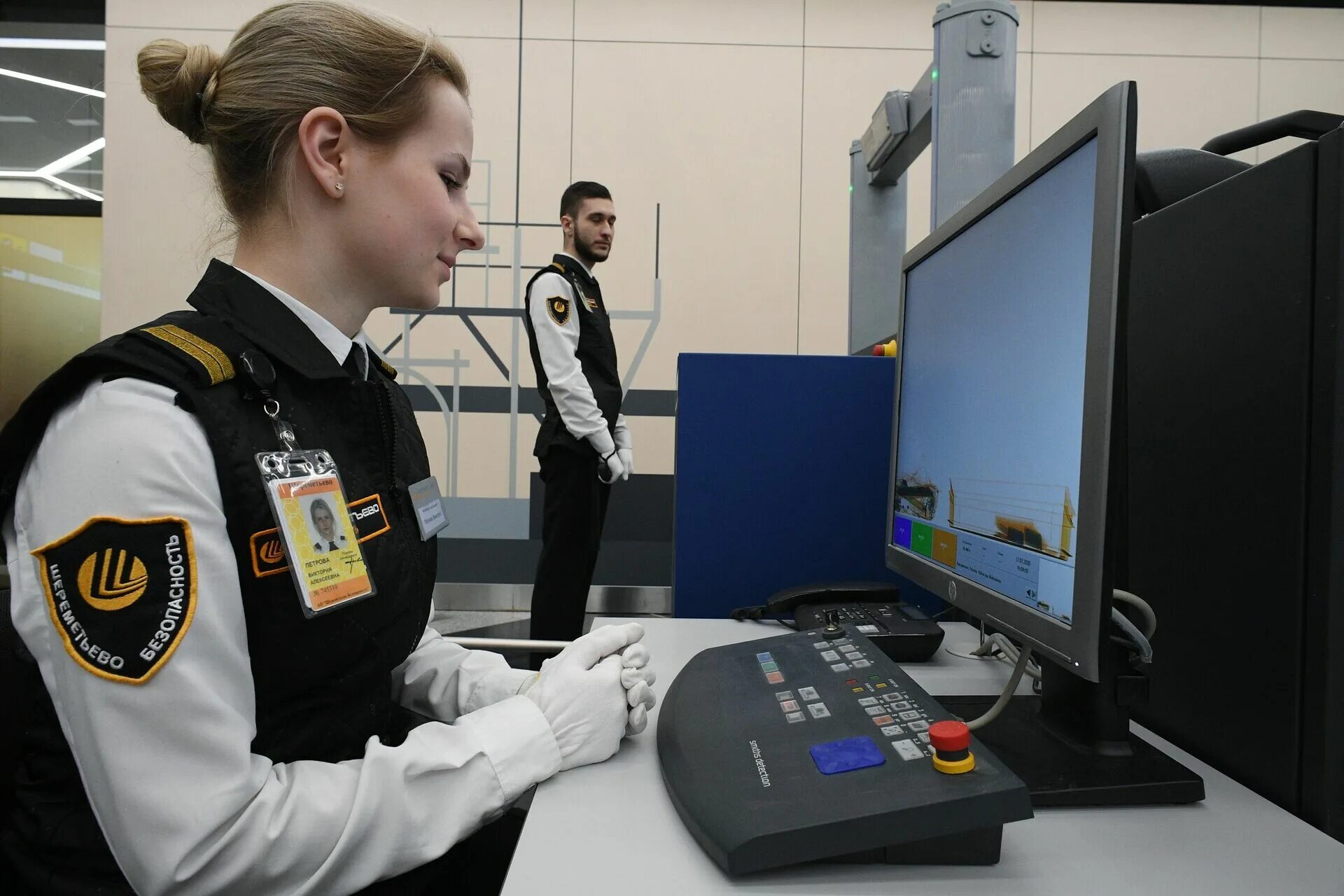 Служба безопасности аэропорта Шереметьево. Служба авиационной безопасности Шереметьево. Интроскоп в аэропорту Шереметьево. Инспектор службы авиационной безопасности Шереметьево.