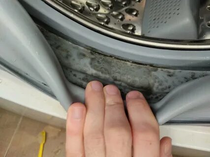 Убрал старый налёт с дверцы и люка стиральной машины. Помогло всем известное сре