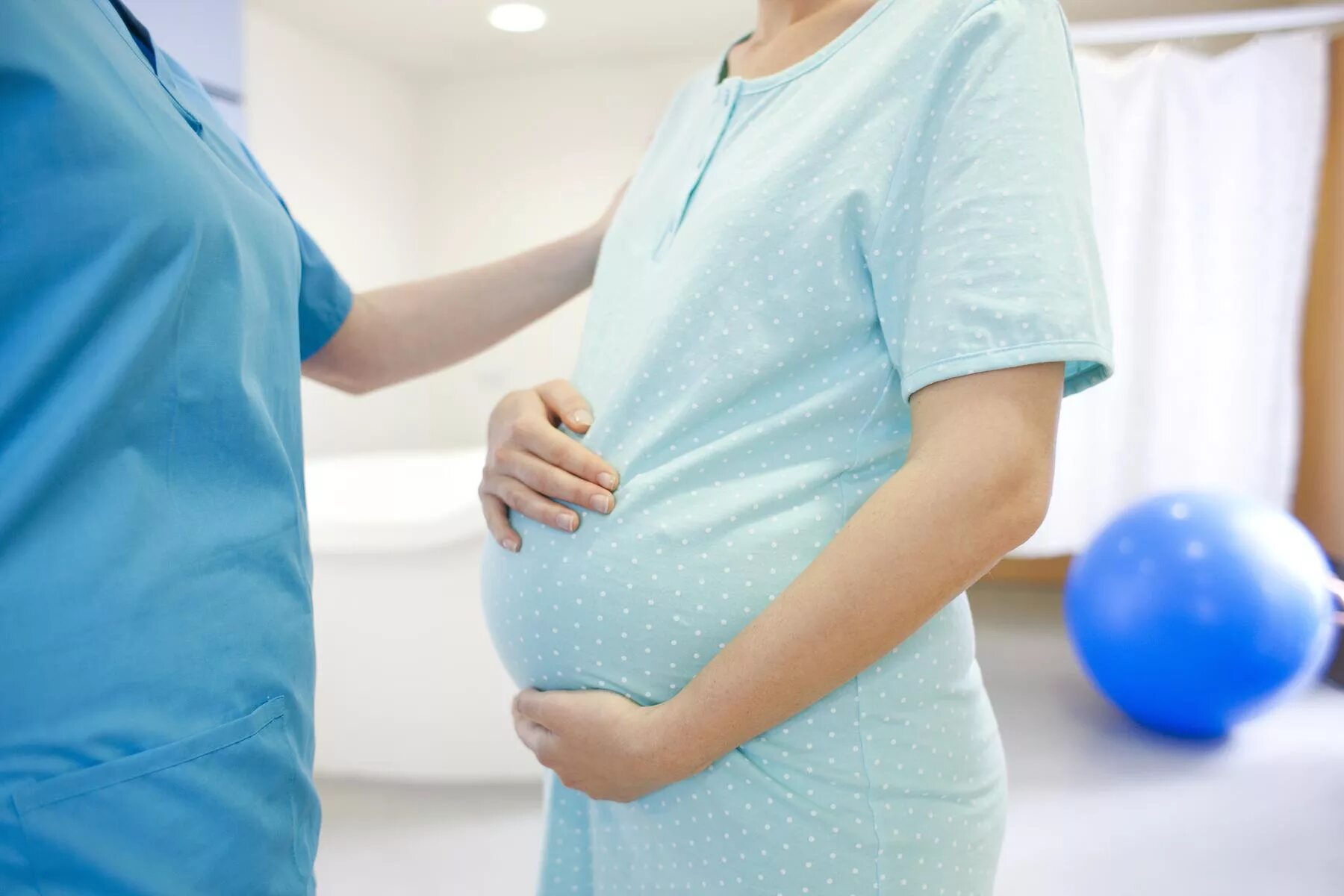 Первые схватки при беременности. Беременных женщин. Беременнаяженшина и акушерка.