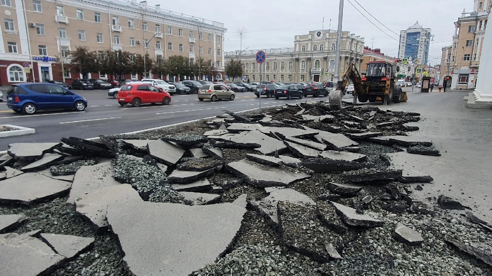 Асфальт в России. Разбитый тротуар. Улица вид тротуар с людьми.