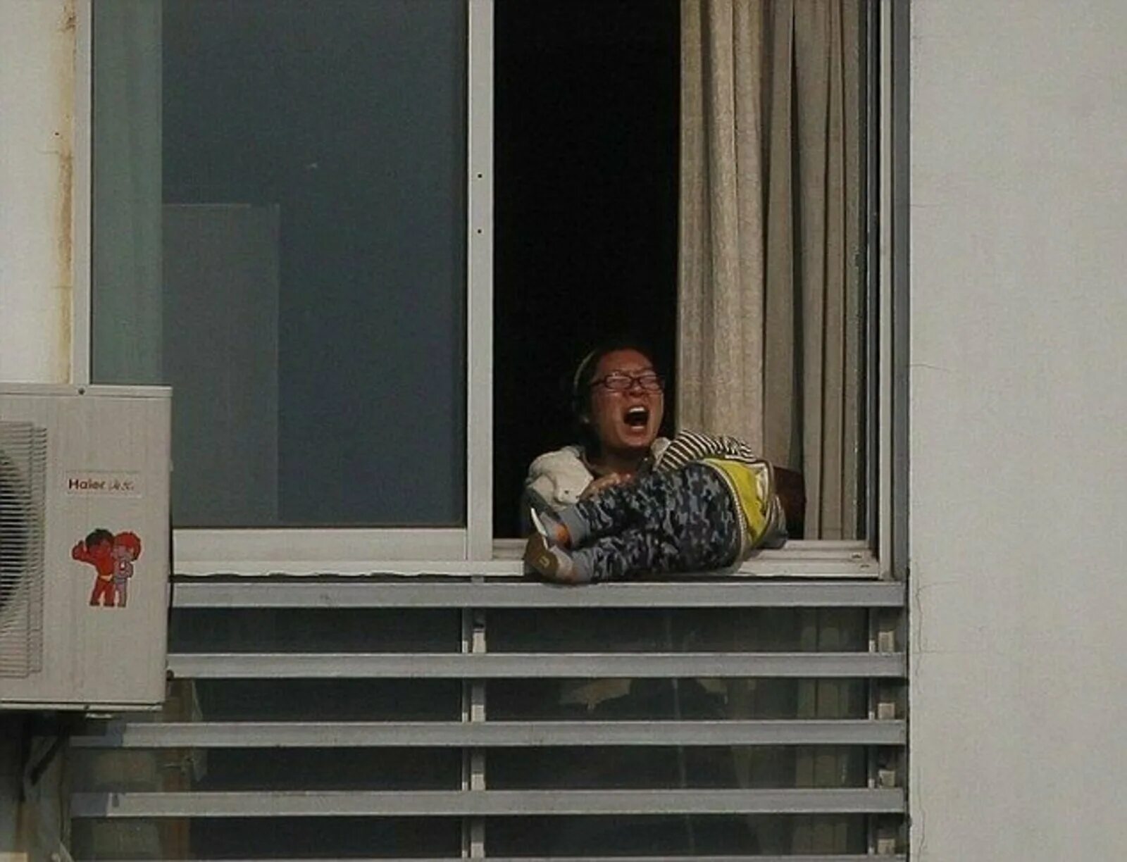 Спать на балконе. Кричит с балкона. Мама на балконе.