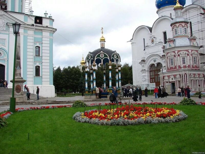 Хорошие люди сергиев посад. Водосвятная часовня сень Сергиев Посад. Сергиев Посад парк Лавры. Сергиев Посад центр. Троице-Сергиевой Лавре Матроны Московской.