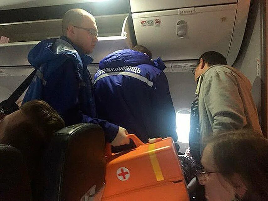 Укачивание в автобусе. Авиадебошир в самолете. Укачало в самолете. Люди в самолете. Летающий самолет.