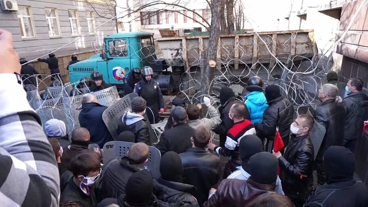 Штурм 2014. Штурм донецкой ога 2014. штурм донецкой ога. штурм ога в донецке. донецк 2014 штурм администрации.