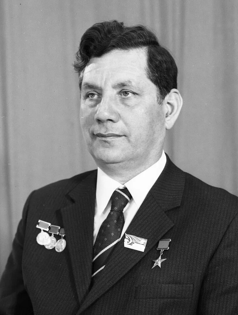 Симонов конструктор стрелкового оружия. Калашников молодой. Сергей павлович непобедимый. Конструктор а. Михаил янгель конструктор.