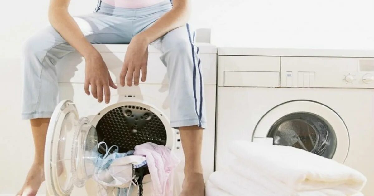 стирка и глажка белья. постельное белье в стиральной машине. шерстяные вещи в машинке. стирать куртку. сжатие одежды после стирки.