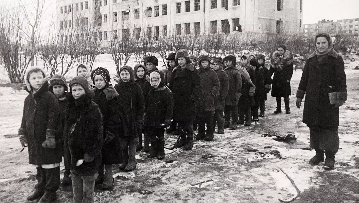 Школа во время великой отечественной. Школы в блокадном Ленинграде 1941. Зима 1942-1943 блокада Ленинграда. Блокада Ленинграда школы. Блокада Ленинграда школы в блокадном Ленинграде.