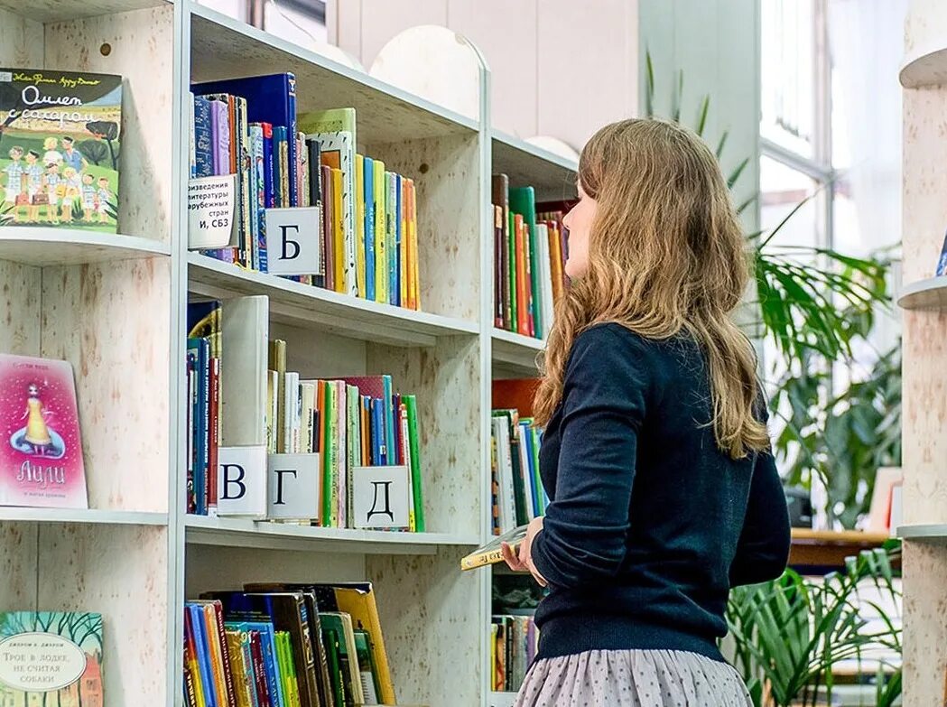 Полки для книг. Книжная полка приложение. Приложение для чтения книг. Полки в кн жном магазине. Библиотека полки.