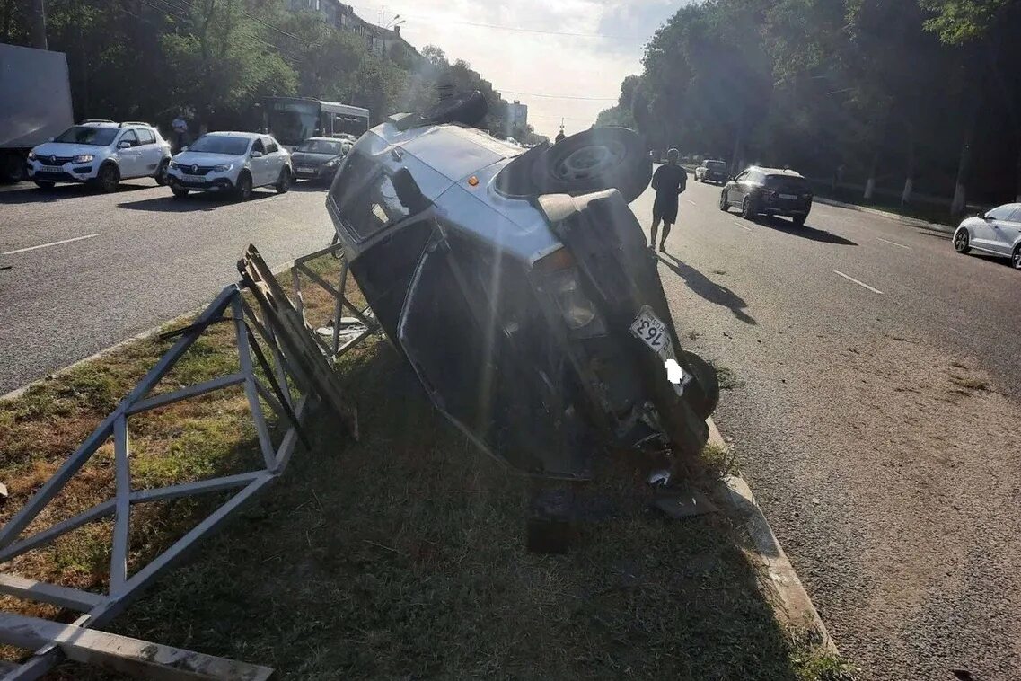 Перевертыш авто. Дтп на улице коллонтай. Дтп на улице коллонтай. Авария черноярский район. Машина перевертыш авария.