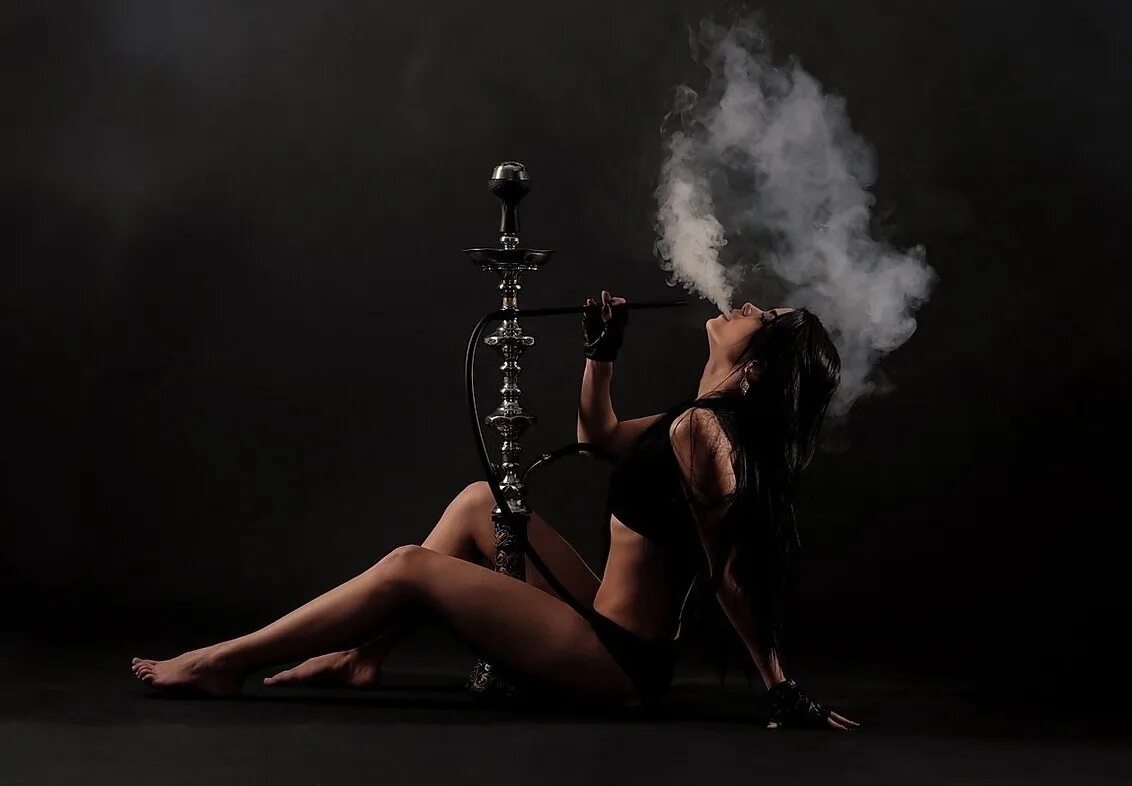 Кальян курил песня. Девушка с кальяном фон. hookah фотосток. девушка с кальяном черный фон. кальян девушка стриптиз.