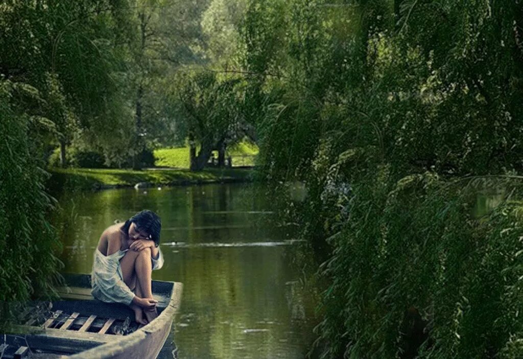 Вода едва блестела в реке. Фотосессия на пруду. Девушка под ивой у реки. Девушка у пруда. Фотосессия в водоеме.