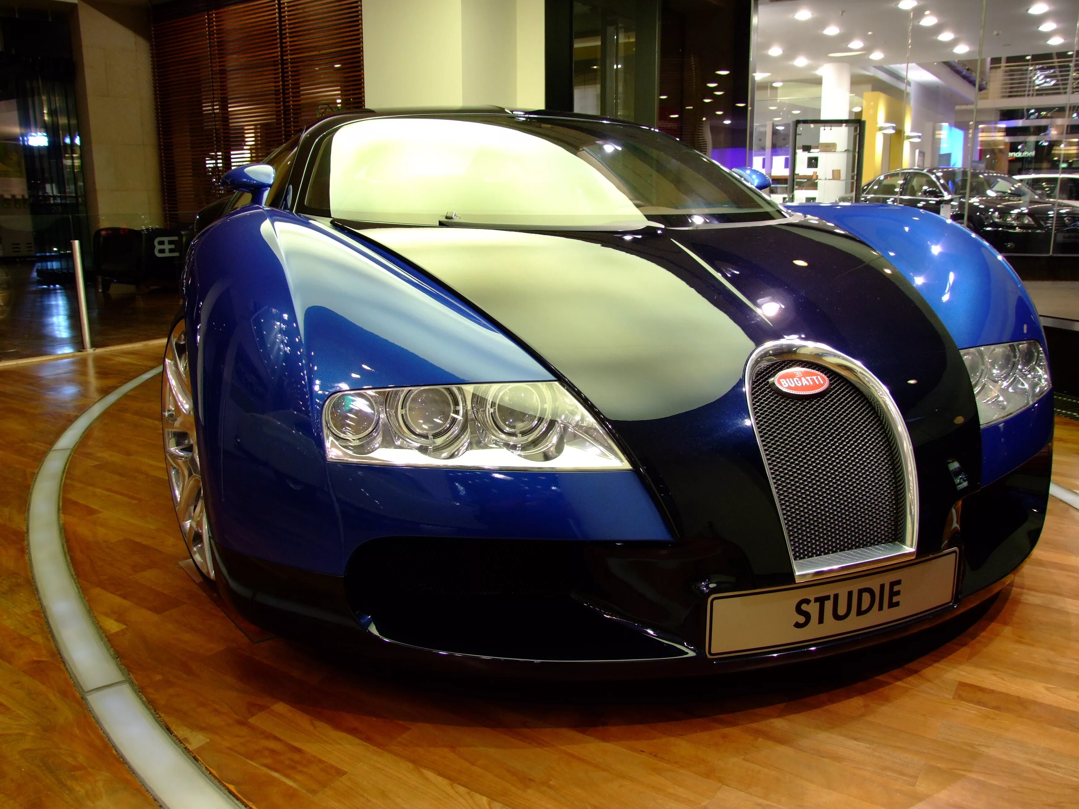 Bugatti в россии. Бугатти Вейрон 2001. Bugatti Veyron 16.4. Бугатти eb113. Бугатти Вейрон в Москве.